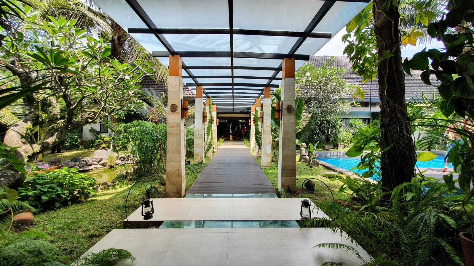 Pergola entrance dengan jalan setapak menuju kolam